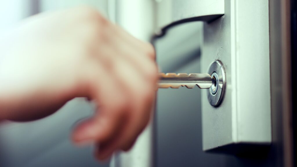 神奈川県海老名市の合同会社Freeが解説：鍵が中で折れたときの正しい対処と安心のサポート